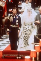 Ретро знаменитости - Принц Чарльз и Диана Спенсер, сопровождаемая  отцом, во время церемонии венчания в соборе св. Павла в Лондоне. 29 июля 1981 года.