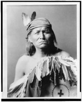 Индейцы - Портрет до пояса Апачского мужчины.