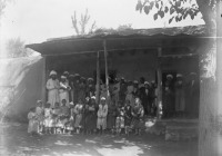 Киргизия - Ош. Учителя и ученики на пороге Ошской школы, 1906