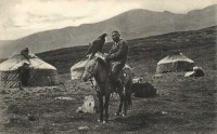 Киргизия - Типы киргизов. Киргизский всадник на фоне горного пейзажа, 1900-1909