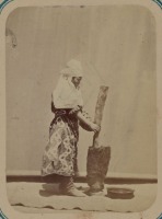 Киргизия - Типы киргизов. Киргизская женщина с зурновой ступой, 1900-1909
