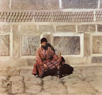 Узбекистан - Самарканд. Мужчина с чилимом, 1911