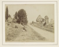 Рим - Путешественник перед руинами на Аппиевой дороге в Риме