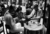 Неаполь - Италия, Неаполь, 1948 год - Маленькая девочка, предлагающая американским морякам в кафе сигареты с 