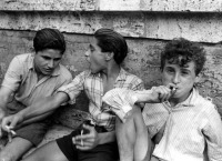 Неаполь - Италия, Неаполь, 1948 год - Трое курящих подростков