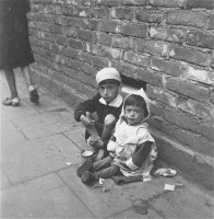  - Еврейские дети просят еду на улице в варшавском гетто.