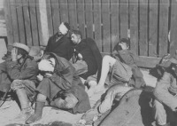 Варшава - Раненые пленные варшавские повстанцы у забора
