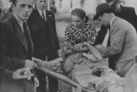 Варшава - Польский мирный житель, раненый во время первого авианалета немецкой авиации на Варшаву