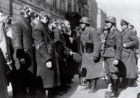 Варшава - Немецкие каратели допрашивают евреев в варшавском гетто