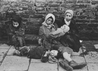 Варшава - Еврейская женщина с детьми у кирпичной стены в Варшавском гетто