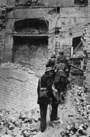 Варшава - Патруль польских повстанцев идет по руинам дома в центре Варшавы