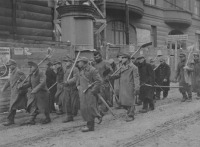 Варшава - Немецкие военнопленные идут на земляные работы по улице Варшавы