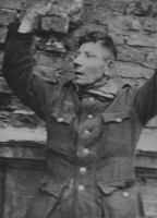 Варшава - Захваченный варшавскими повстанцами немецкий пленный с поднятыми руками