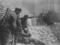 Варшава - Немецкие солдаты готовятся эвакуировать раненого во время боя с варшавскими повстанцами