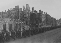 Варшава - Колонна советских солдат на марше по разрушенной улице Варшавы