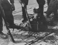 Варшава - Немецкие солдаты вытаскивают раненого варшавского повстанца из канализационного колодца