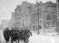 Варшава - Отряд пехотинцев Первой Польской Армии проходят по одной из улиц Варшавы