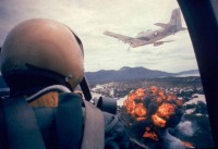 Вьетнам - Пилот наблюдает за ударом напалма по позициям,