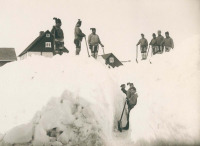 Гренландия - Жители города Нуук расчищают снег