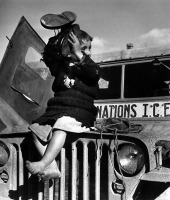 Греция - Греция, 1948 год - Девочка, которой только что вручили ее первые ботинки