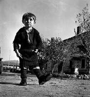 Греция - Греция, 1948 год - Мальчик в только что подаренных ему ботинках