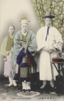 Корея - Справа налево  - корейский ученый, чиновник и слуга.