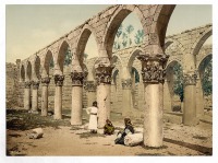 Ливан - Колоннада древней мечети, Бальбек, Ливан.
