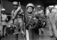 Мексика - Мальчик с боекомплектом солдата Федеральных войск.