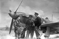 Авиация - Французские летчики из состава эскадрильи «Нормандия-Неман» на фоне истребителя Як-1Б