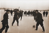 Авиация - Английские летчики и механики играют в футбол на аэродроме Ваенга,Мурманская область