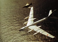 Авиация - Советский бомбардировщик Ту-95 и американский истребитель F-4 