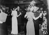 Авиация - Советские и американские авиаторы танцуют с девушками в клубе аэродрома Ном (Nome) на Аляске.
