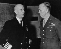 Авиация - Американский генерал Джорж Маршалл беседует с адмиралом Эрнстом Кингом на совещании о доставке грузов по ленд-лизу в СССР через Аляску и Чукотку