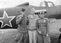 Авиация - Американский и советские пилоты рядом с истребителем Р-39 