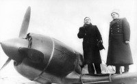 Авиация - Леонид Утесов на крыле истребителя  Ла-5Ф построенного на  средства  оркестра 