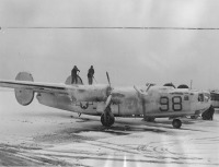 Авиация - Авиатехники счищают лед с американского бомбардировщика В-24 