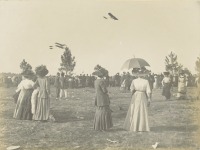 Авиация - Зрители наблюдают за полетом самолётов на авиашоу во Франции, 1910