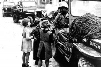 Бохум - Американский солдат подкармливает детей.