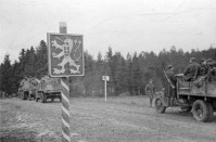 Словакия - Советские и Чехословацкие войска проходят через границу Чехословакии (перевал Дукля)