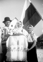 Словакия - Крестьянин села Нижне-Скальник Ян Ситарчик, его жена Мария и дочь Анна встречают хлебом-солью советских воинов-освободителей