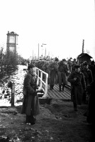 Финляндия - Части Красной Армии переходят по мосту на территорию Финляндии