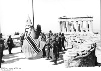 Афины - Athen Hissen der Hakenkreuzflagge Греция , Афины