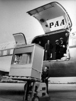 Бренды, компании, логотипы - 1965, Загрузка первого в мире жесткого диска 5 МБ в самолет