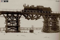 Железная дорога (поезда, паровозы, локомотивы, вагоны) - Паровоз серии Щ на временном деревянном мосту через Днепр.