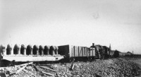Железная дорога (поезда, паровозы, локомотивы, вагоны) - Платформа с морскими минами,вагон,паровозы захваченные советскими войсками в Таллине. Сентябрь 1944г.