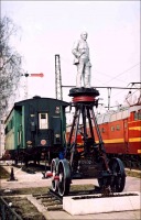 Железная дорога (поезда, паровозы, локомотивы, вагоны) - Памятник В.И.Ленину на колесном постаменте.