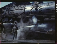 Железная дорога (поезда, паровозы, локомотивы, вагоны) - Чистка экипажной части локомотива струей пара.