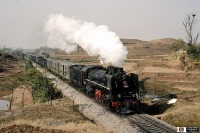 Железная дорога (поезда, паровозы, локомотивы, вагоны) - Паровоз ФД20 №1482 с грузовым составом вблизи  ст.Хэньян,Китай.