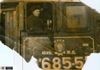 Железная дорога (поезда, паровозы, локомотивы, вагоны) - Машинист депо Карталы Лопатин за правым крылом паровоза Эу685-55,Челябинская область.