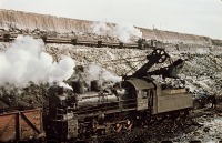 Железная дорога (поезда, паровозы, локомотивы, вагоны) - Открытый разрез Экибастузских рудников в Павлодарской области в Казахской ССР.